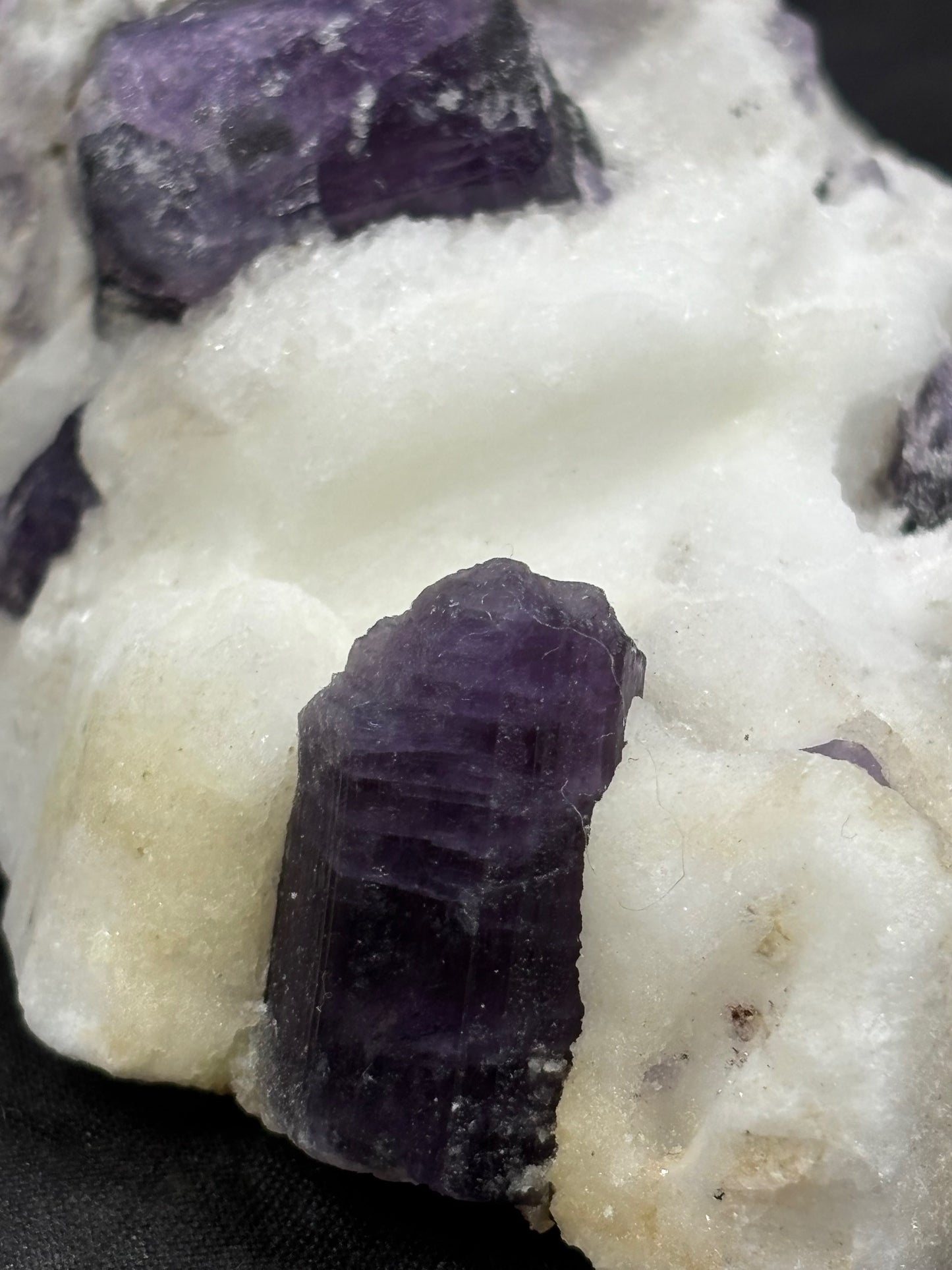 Scapolit violett Kristalle auf Matrix in bester Qualität, mit Chromdiopsid & Calcit