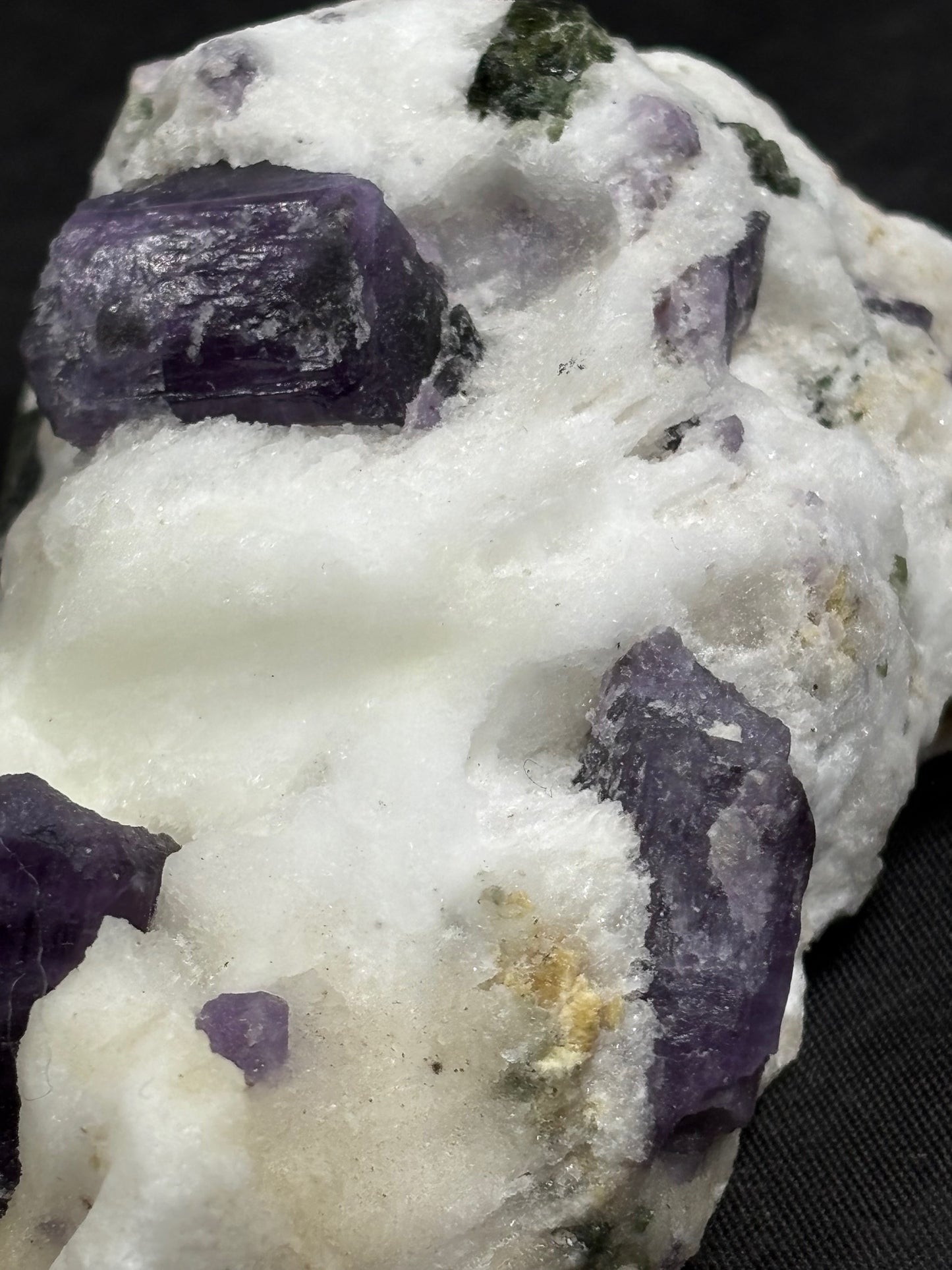 Scapolit violett Kristalle auf Matrix in bester Qualität, mit Chromdiopsid & Calcit