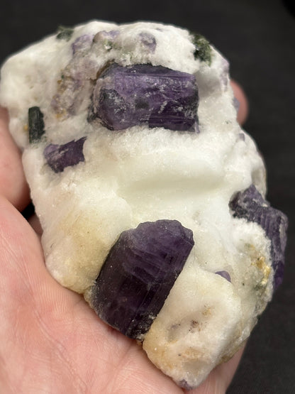 Scapolit violett Kristalle auf Matrix in bester Qualität, mit Chromdiopsid & Calcit