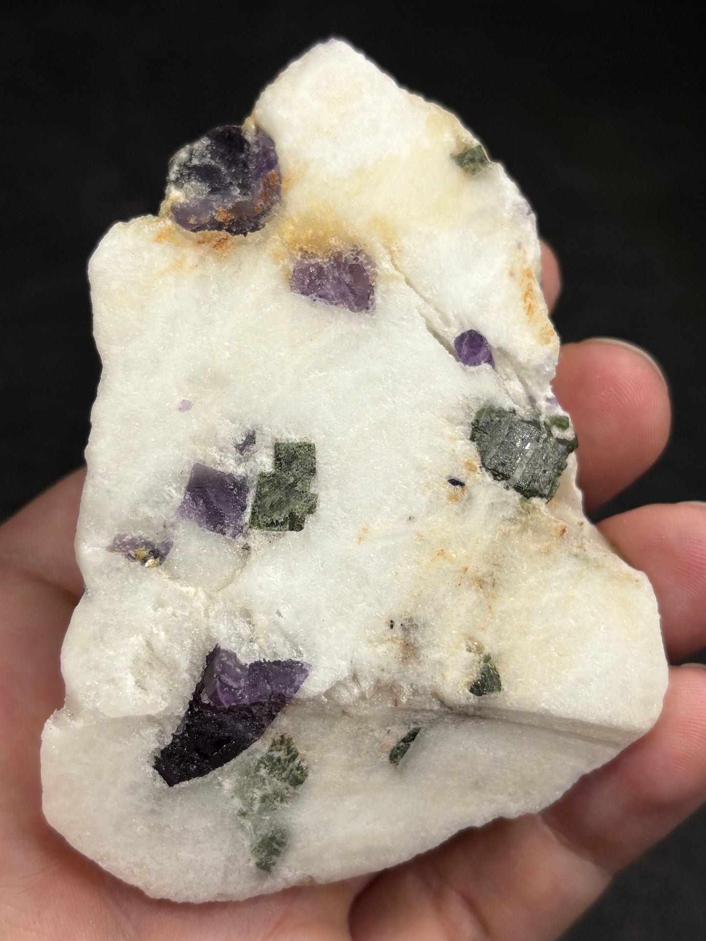 Scapolit violett Kristalle auf Matrix in bester Qualität, mit Chromdiopsid & Calcit