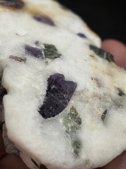 Scapolit violett Kristalle auf Matrix in bester Qualität, mit Chromdiopsid & Calcit
