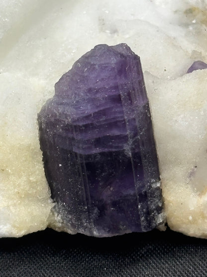 Scapolit violett Kristalle auf Matrix in bester Qualität, mit Chromdiopsid & Calcit