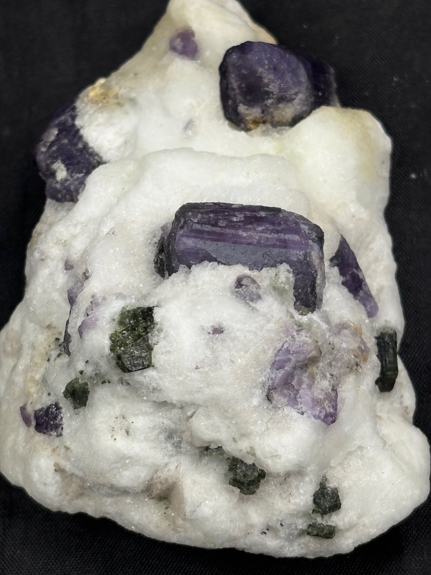 Scapolit violett Kristalle auf Matrix in bester Qualität, mit Chromdiopsid & Calcit