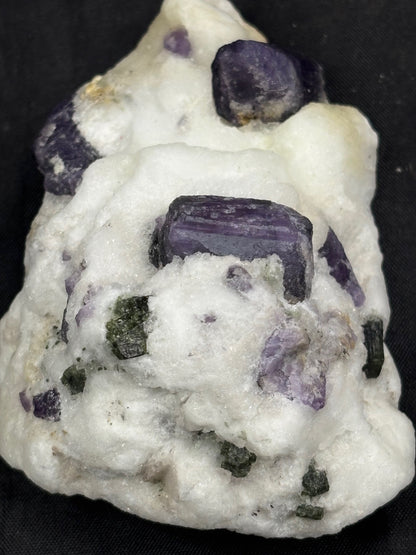 Scapolit violett Kristalle auf Matrix in bester Qualität, mit Chromdiopsid & Calcit