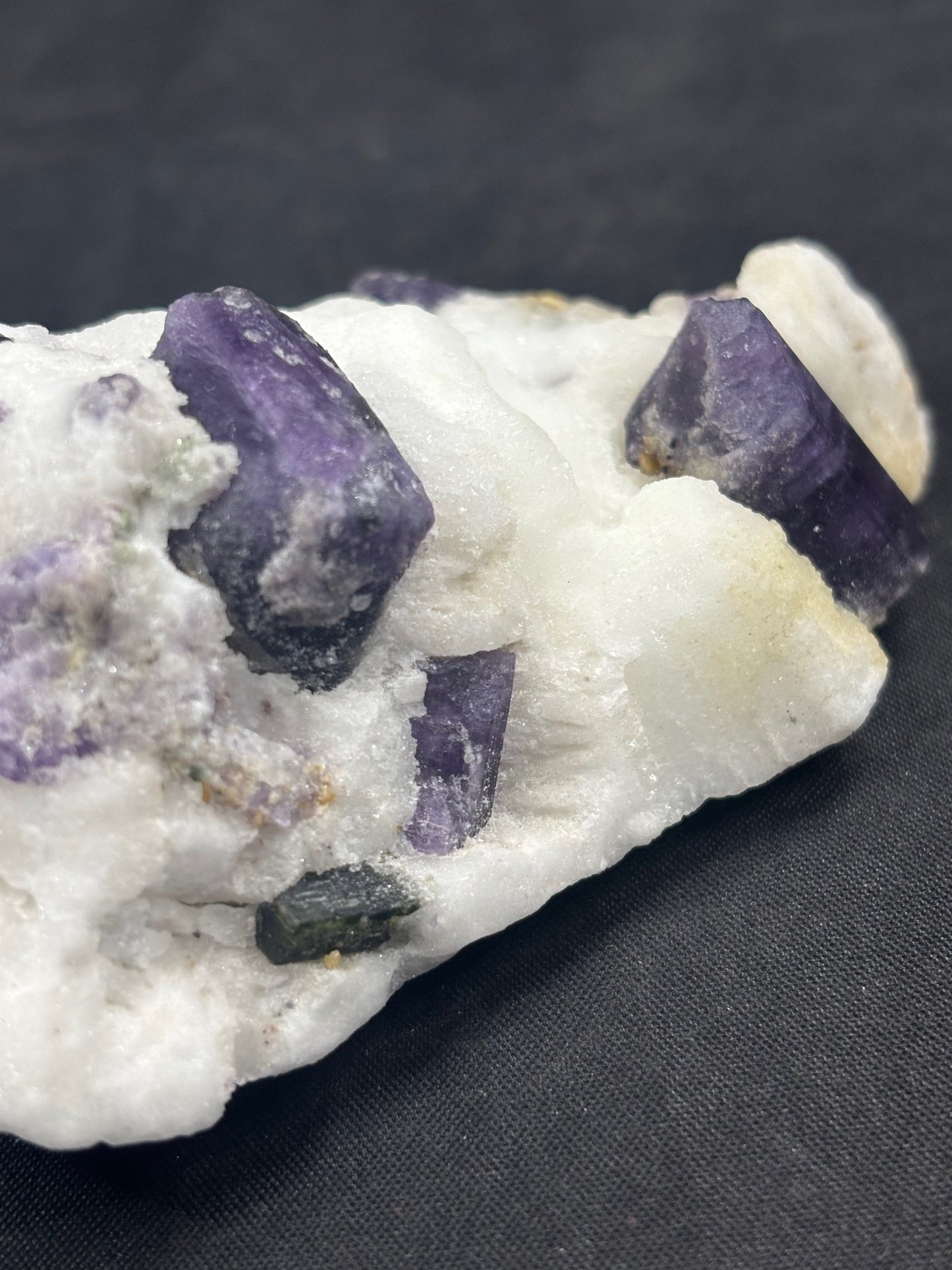 Scapolit violett Kristalle auf Matrix in bester Qualität, mit Chromdiopsid & Calcit