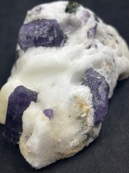 Scapolit violett Kristalle auf Matrix in bester Qualität, mit Chromdiopsid & Calcit