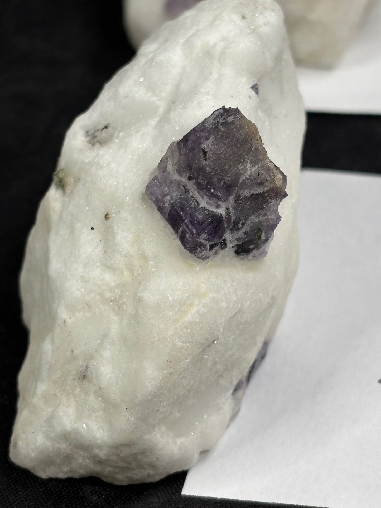 Scapolith violett auf Calcit/ Marmor Matrix, mit grünem Chromdiopsid