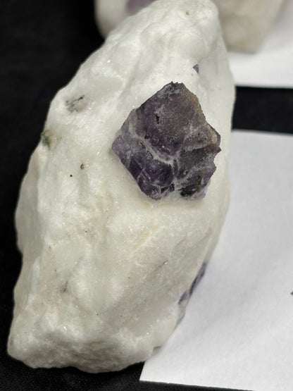 Scapolith violett auf Calcit/ Marmor Matrix, mit grünem Chromdiopsid