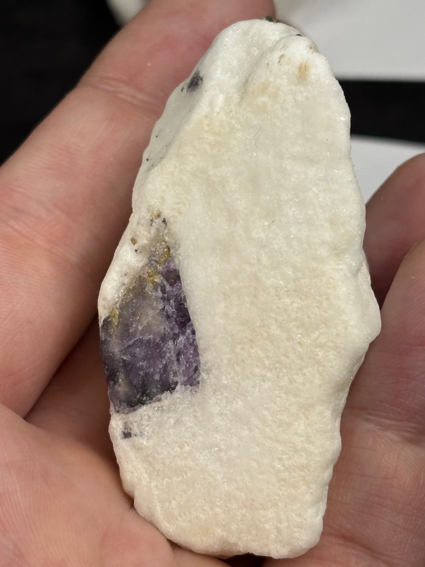 Scapolith violett auf Calcit/ Marmor Matrix, mit grünem Chromdiopsid