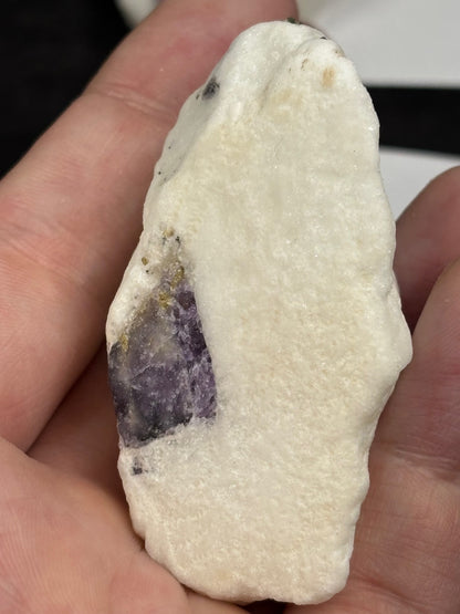 Scapolith violett auf Calcit/ Marmor Matrix, mit grünem Chromdiopsid