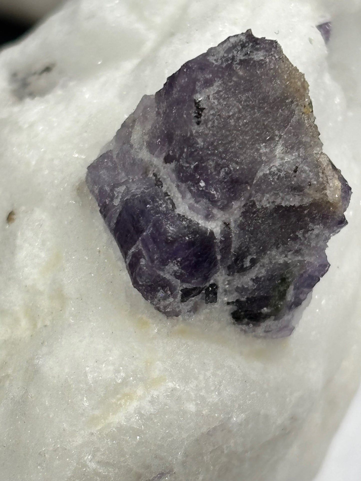 Scapolith violett auf Calcit/ Marmor Matrix, mit grünem Chromdiopsid