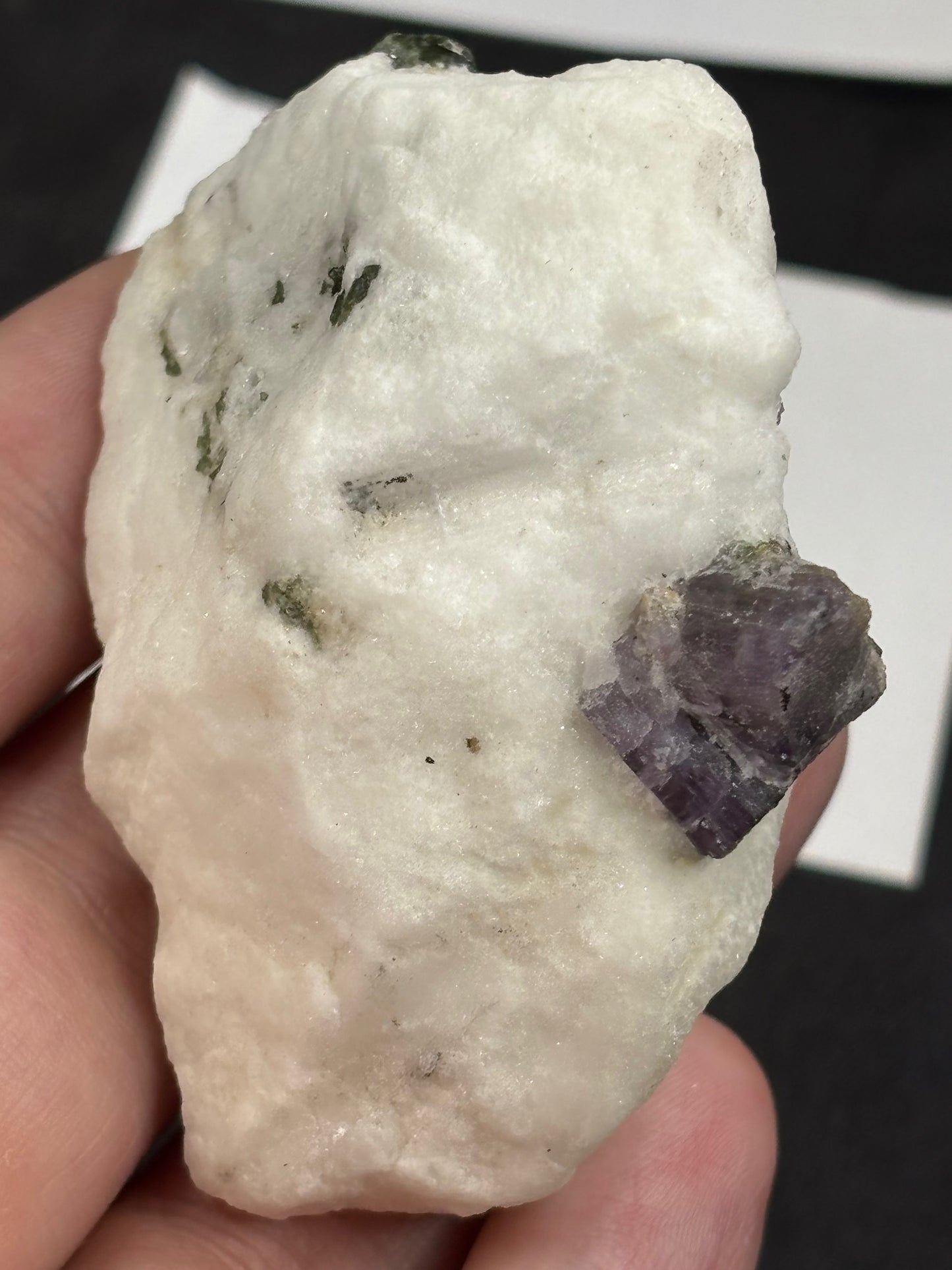 Scapolith violett auf Calcit/ Marmor Matrix, mit grünem Chromdiopsid