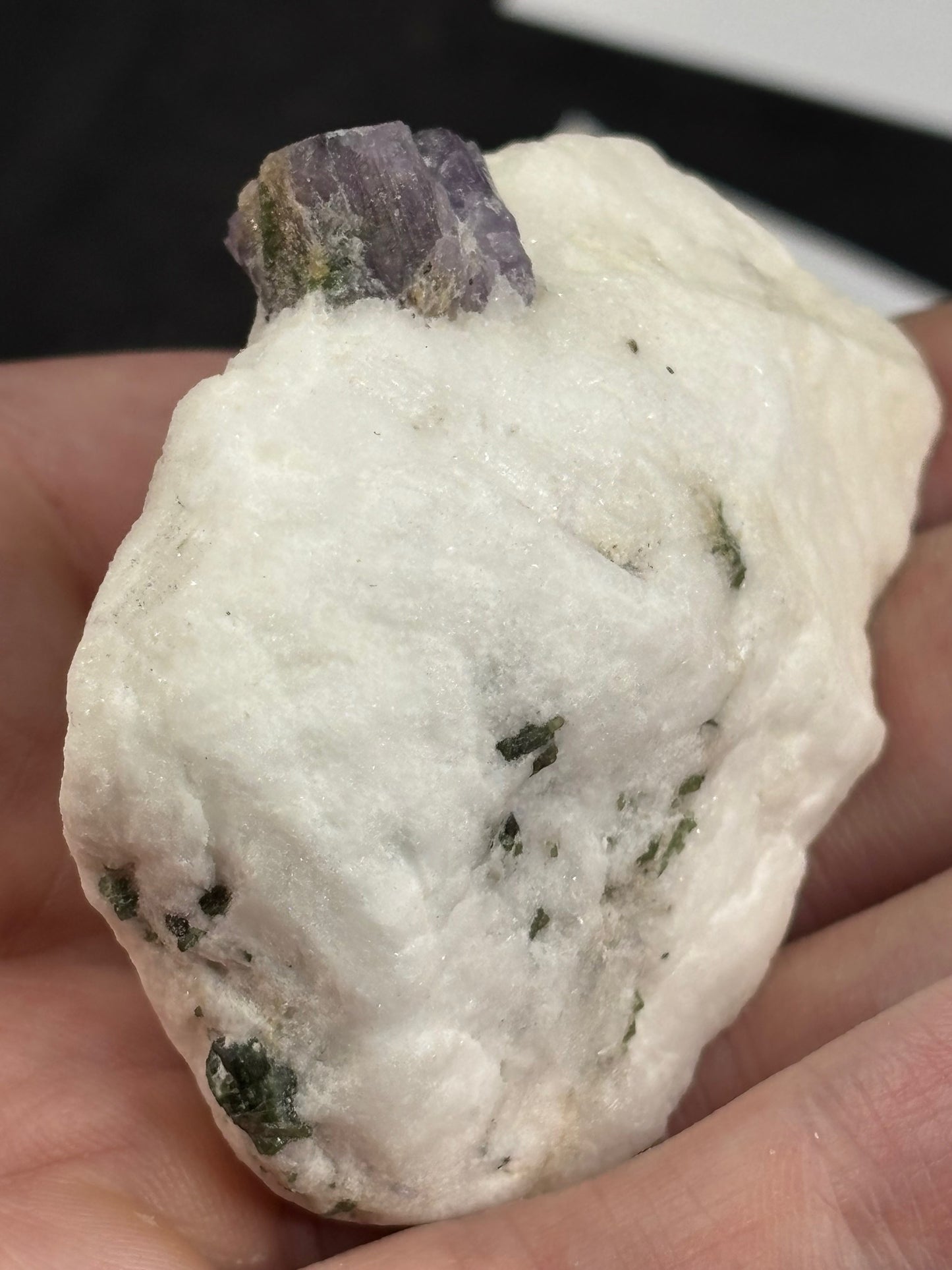 Scapolith violett auf Calcit/ Marmor Matrix, mit grünem Chromdiopsid