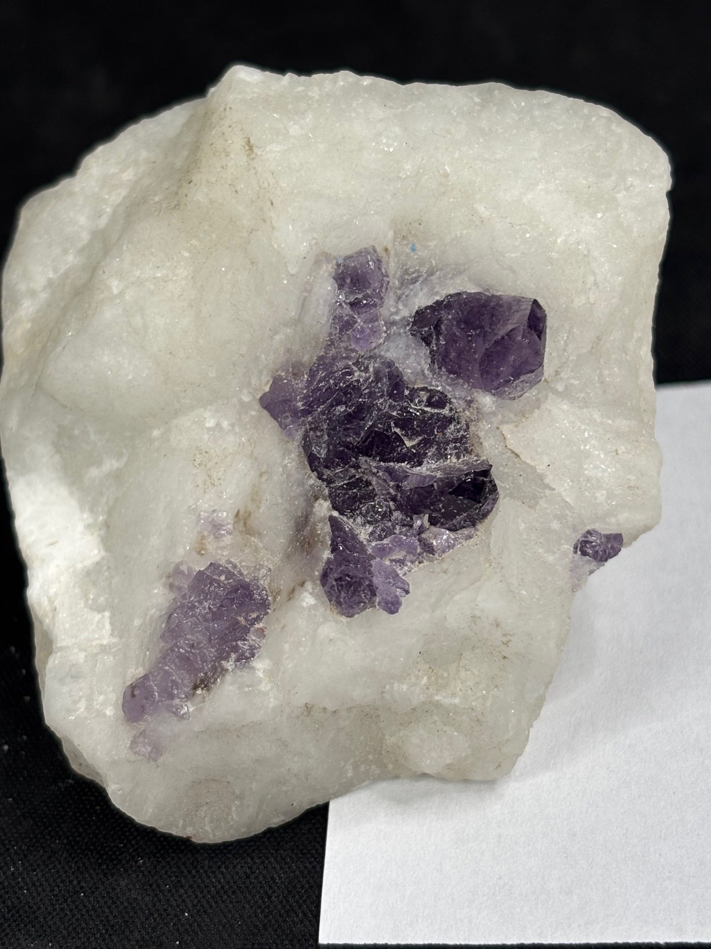 Scapolith violett auf Calcit/ Marmor Matrix, mit grünem Chromdiopsid