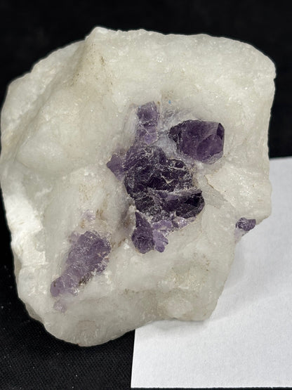 Scapolith violett auf Calcit/ Marmor Matrix, mit grünem Chromdiopsid