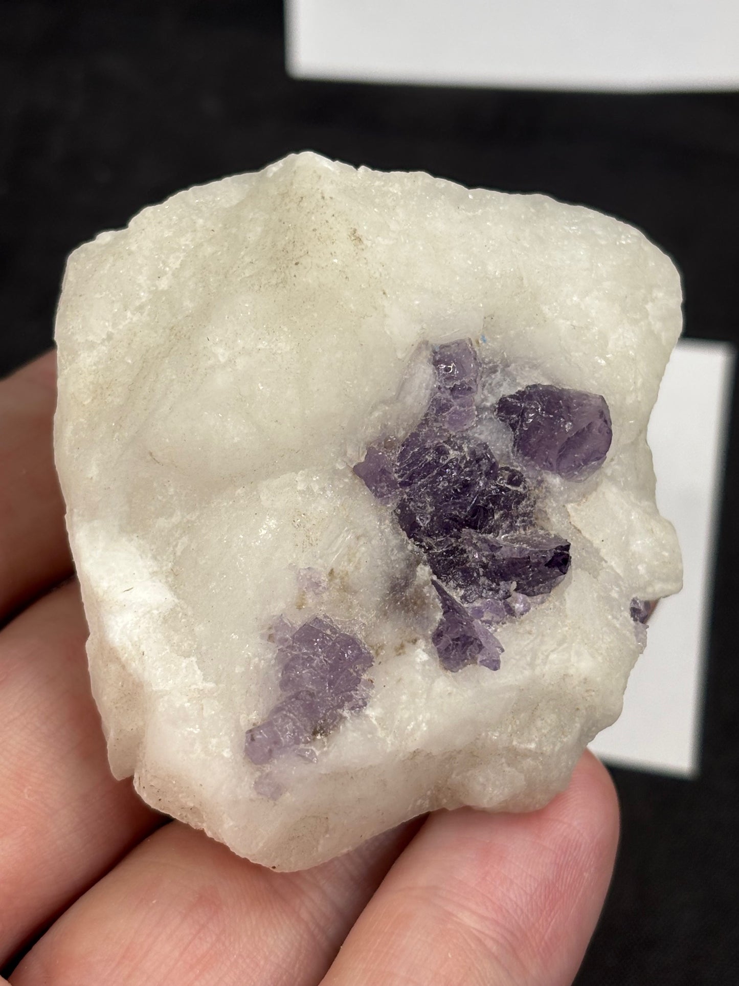 Scapolith violett auf Calcit/ Marmor Matrix, mit grünem Chromdiopsid