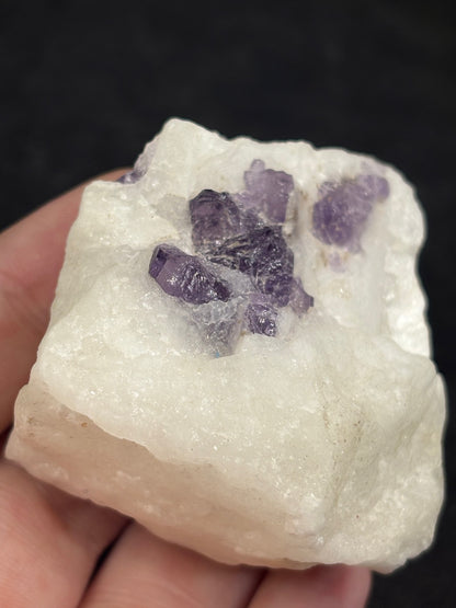 Scapolith violett auf Calcit/ Marmor Matrix, mit grünem Chromdiopsid