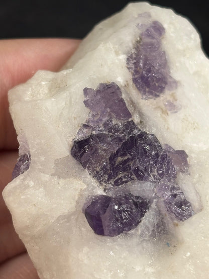 Scapolith violett auf Calcit/ Marmor Matrix, mit grünem Chromdiopsid