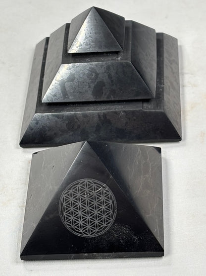 Schungit Pyramide hochglanzpoliert entweder Sakkara oder mit Blume des Lebens, in bester Qualität Shunga Fluss, Karelien Russland