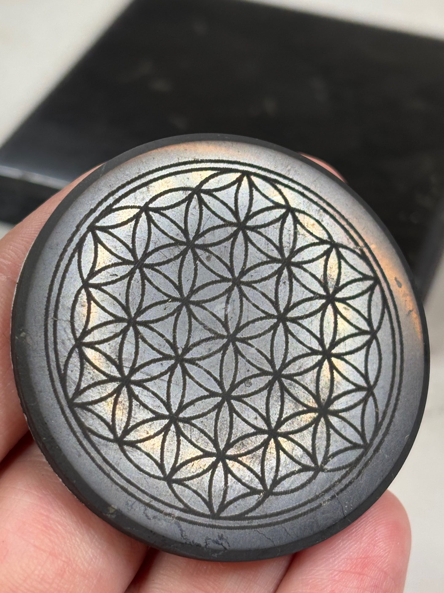 Schungit Ladeplatte / Strahlenschutz-Platte entweder rein schwarz oder als Aufkleber mit Metatron oder Blume des Lebens Symbol