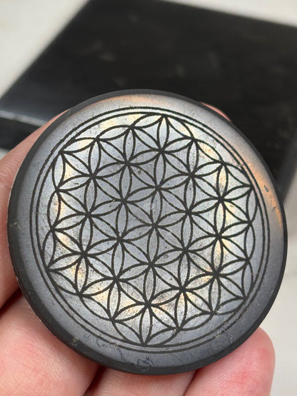 Schungit Ladeplatte / Strahlenschutz-Platte entweder rein schwarz oder als Aufkleber mit Metatron oder Blume des Lebens Symbol