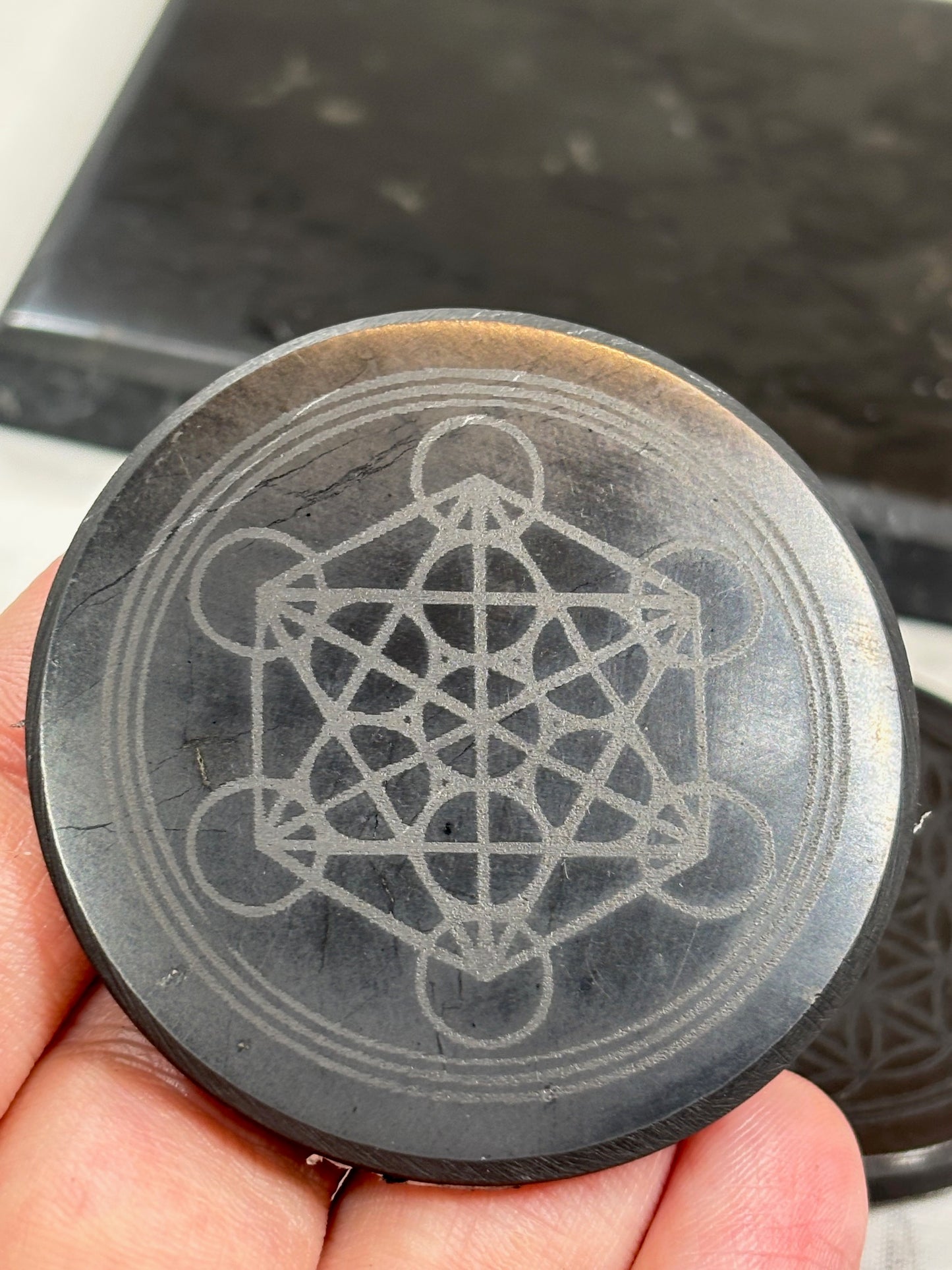 Schungit Ladeplatte / Strahlenschutz-Platte entweder rein schwarz oder als Aufkleber mit Metatron oder Blume des Lebens Symbol