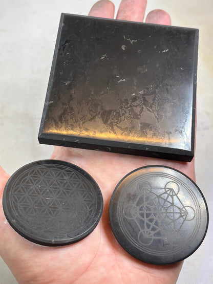 Schungit Ladeplatte / Strahlenschutz-Platte entweder rein schwarz oder als Aufkleber mit Metatron oder Blume des Lebens Symbol