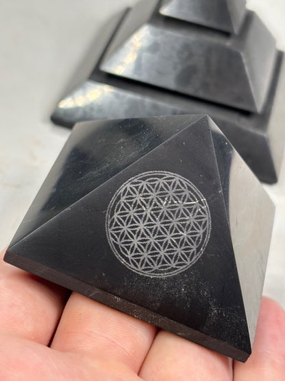 Schungit Pyramide hochglanzpoliert entweder Sakkara oder mit Blume des Lebens, in bester Qualität Shunga Fluss, Karelien Russland