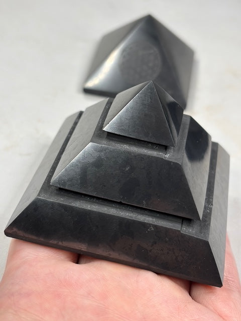 Schungit Pyramide hochglanzpoliert entweder Sakkara oder mit Blume des Lebens, in bester Qualität Shunga Fluss, Karelien Russland