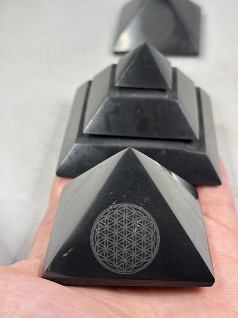 Schungit Pyramide hochglanzpoliert entweder Sakkara oder mit Blume des Lebens, in bester Qualität Shunga Fluss, Karelien Russland