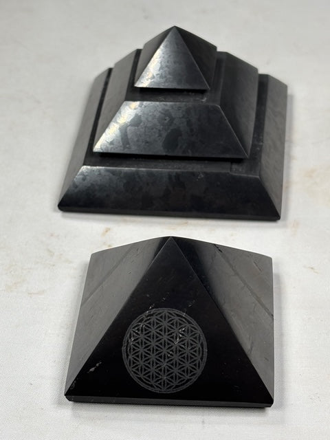 Schungit Pyramide hochglanzpoliert entweder Sakkara oder mit Blume des Lebens, in bester Qualität Shunga Fluss, Karelien Russland