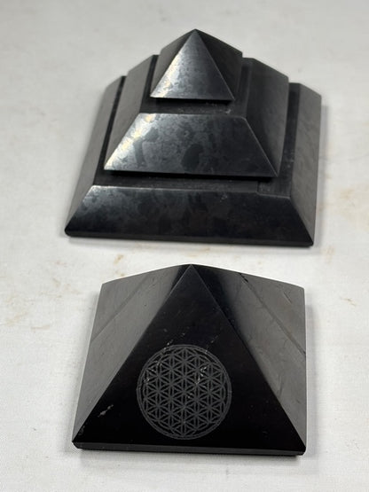 Schungit Pyramide hochglanzpoliert entweder Sakkara oder mit Blume des Lebens, in bester Qualität Shunga Fluss, Karelien Russland