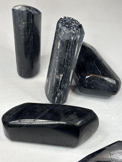 Turmalin schwarz Kristall hochglanzpoliert, beste Qualität teilweise freistehend