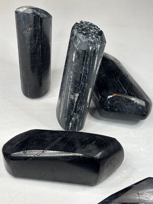 Turmalin schwarz Kristall hochglanzpoliert, beste Qualität teilweise freistehend