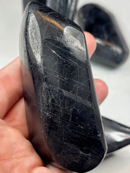 Turmalin schwarz Kristall hochglanzpoliert, beste Qualität teilweise freistehend