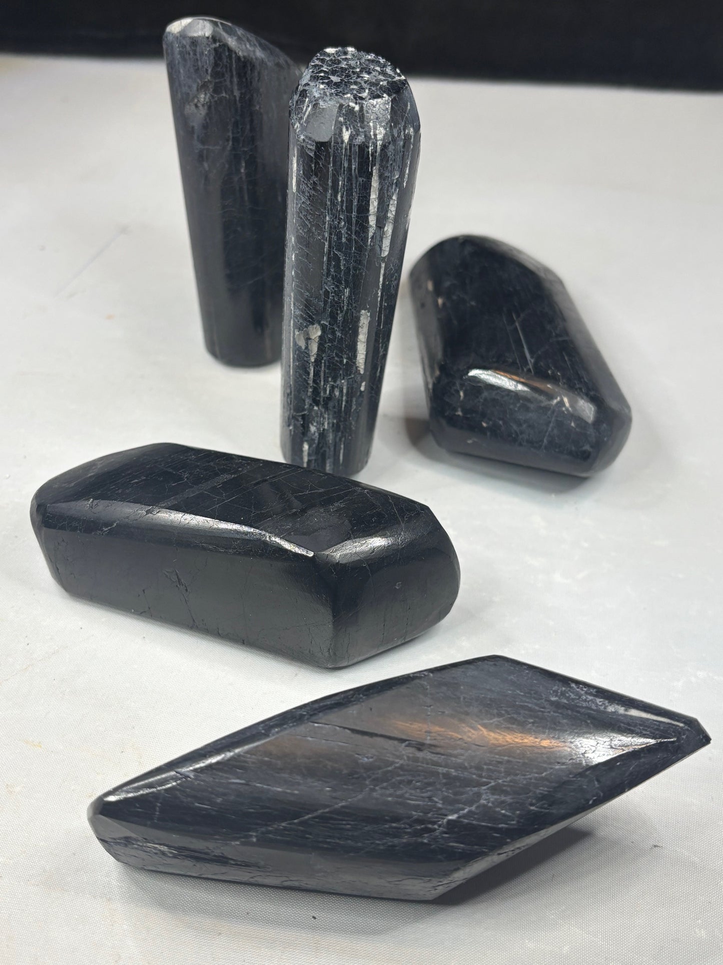 Turmalin schwarz Kristall hochglanzpoliert, beste Qualität teilweise freistehend