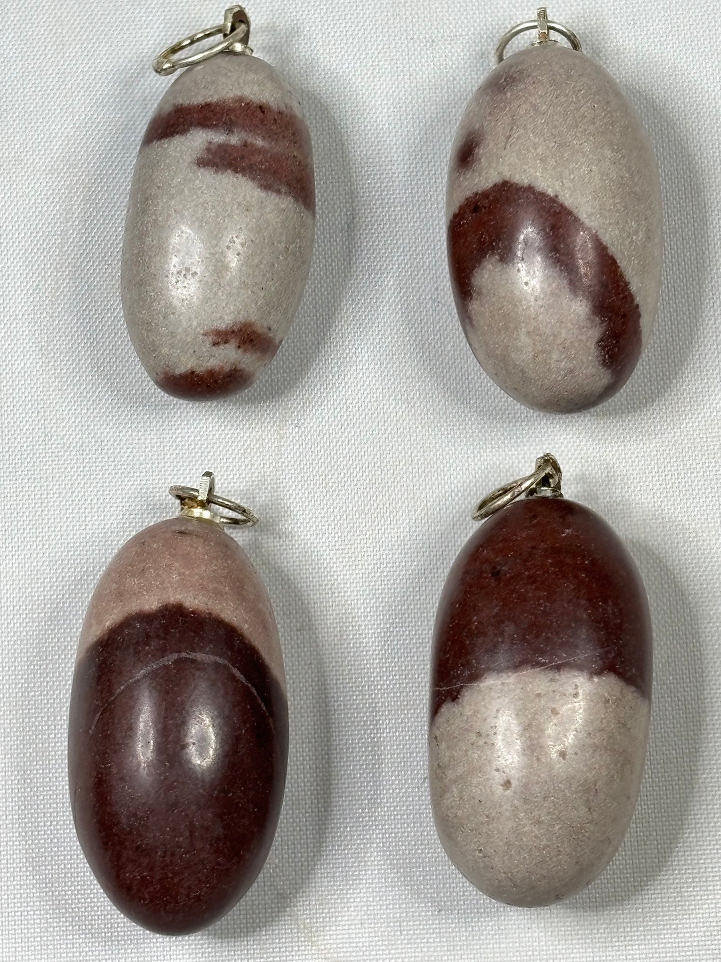 Shiva Lingam Anhänger mit Öse – Originaler Narmada-Flussstein mit silberfarbener Collierschlaufe