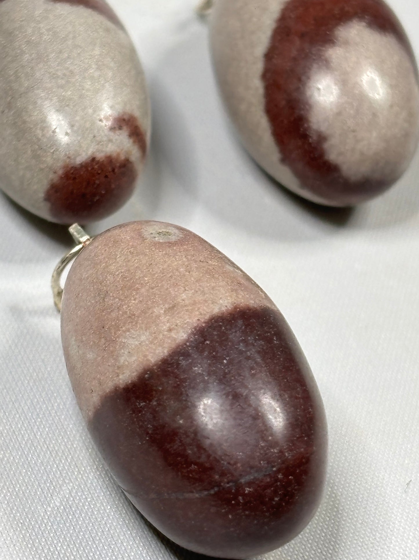 Shiva Lingam Anhänger mit Öse – Originaler Narmada-Flussstein mit silberfarbener Collierschlaufe