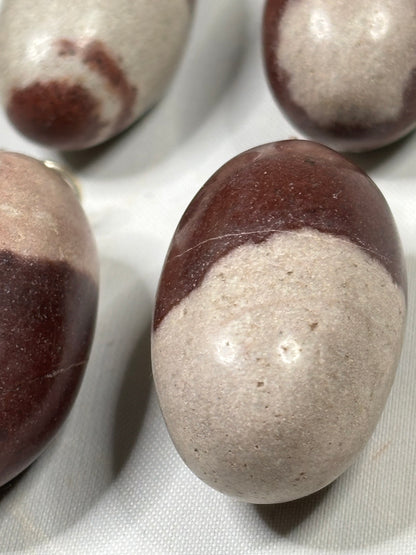 Shiva Lingam Anhänger mit Öse – Originaler Narmada-Flussstein mit silberfarbener Collierschlaufe