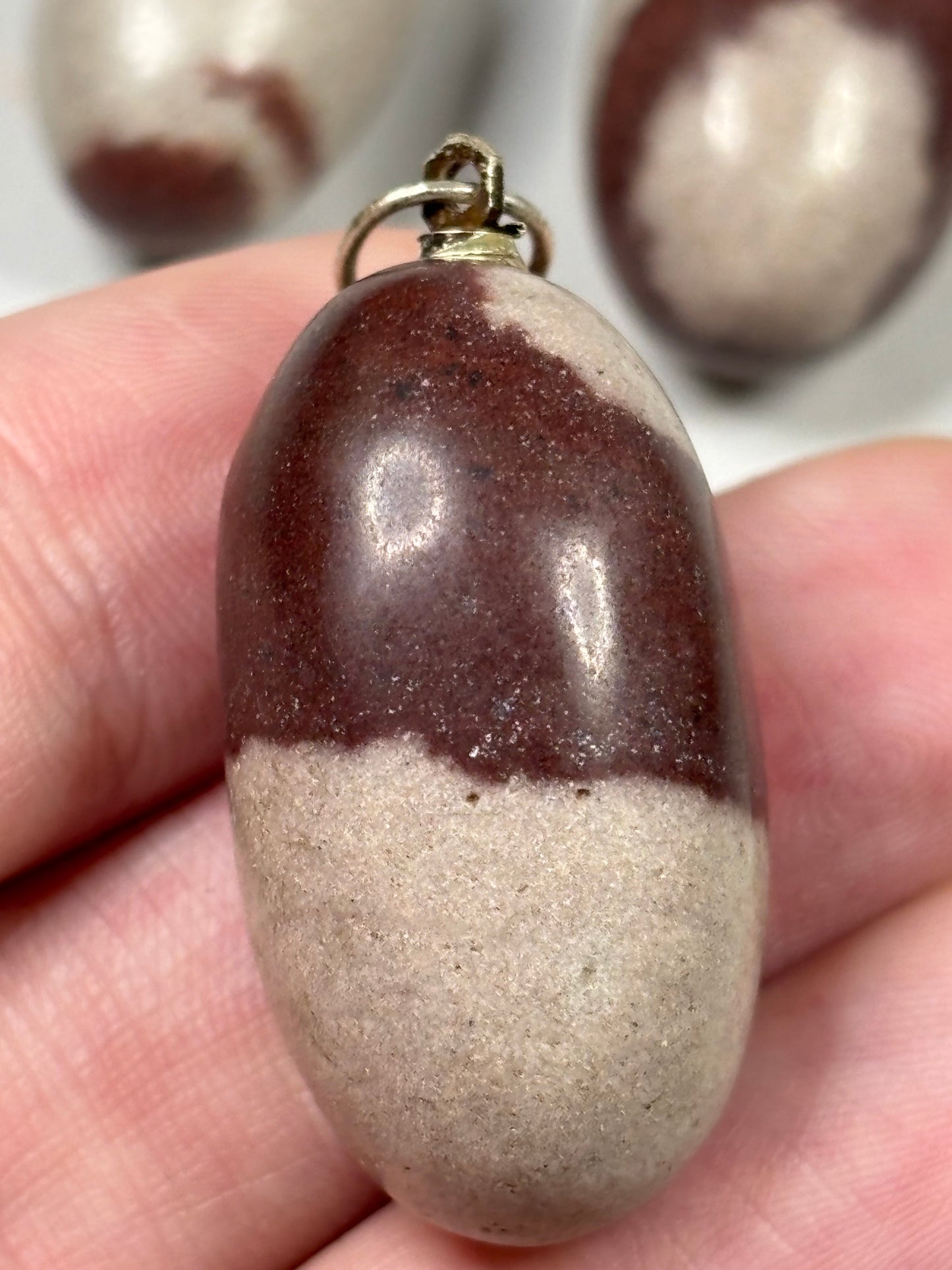 Shiva Lingam Anhänger mit Öse – Originaler Narmada-Flussstein mit silberfarbener Collierschlaufe