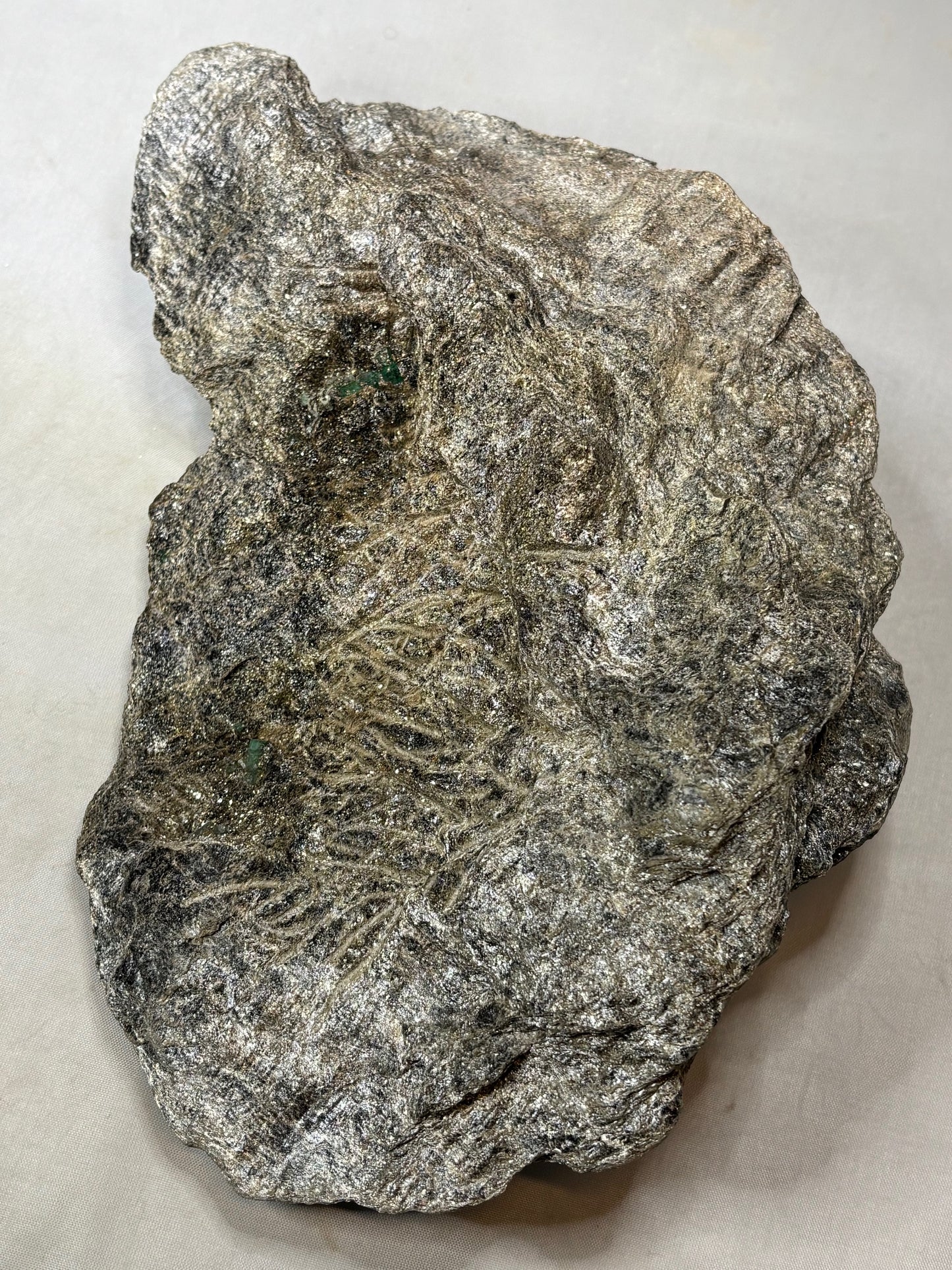 Smaragdkristalle auf Matrix, Habachtal EXTRA Qualität, Museumsstück Smaragd in Biotit Glimmer Matrix, Alpine Mineralien