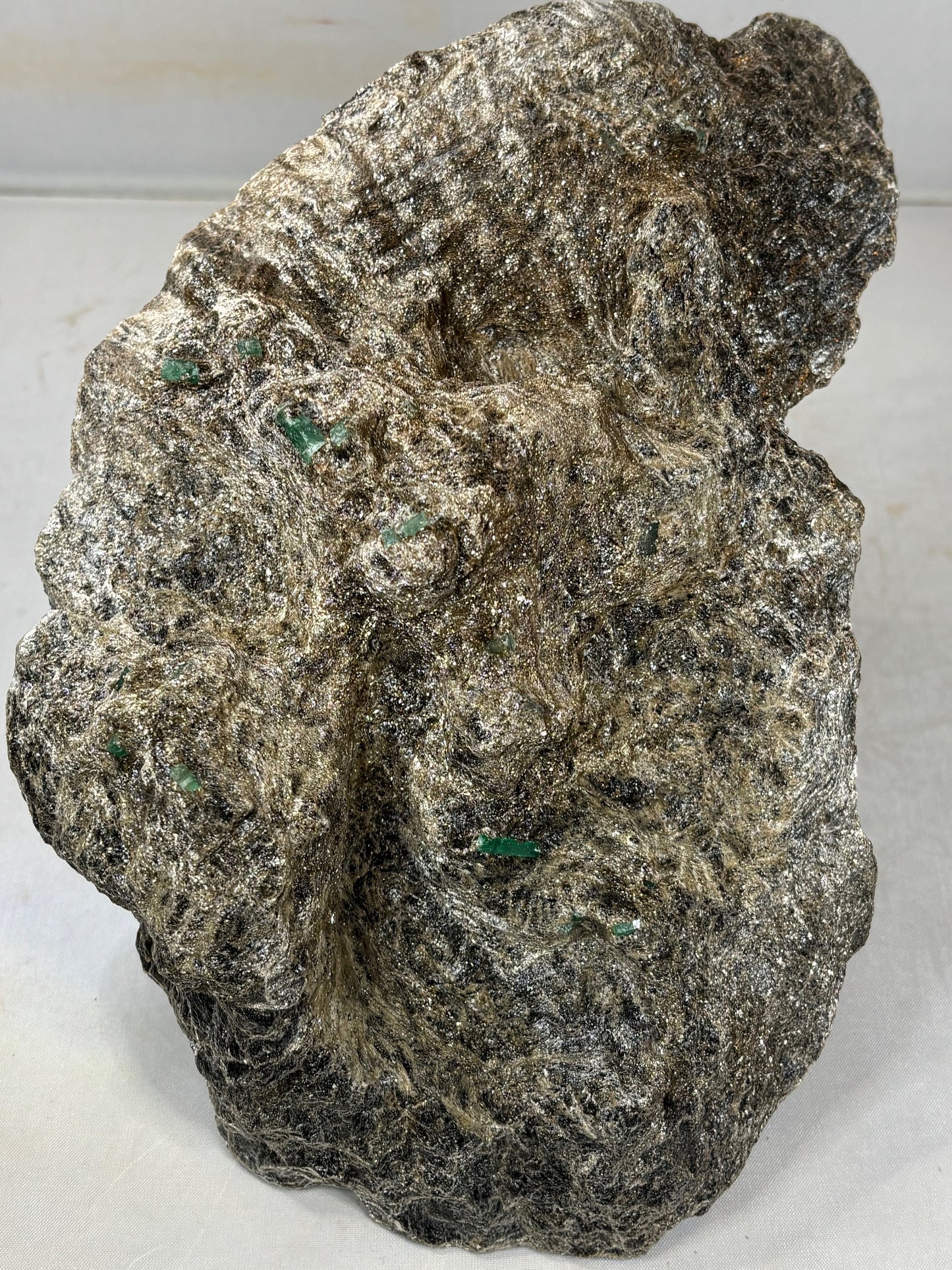 Smaragdkristalle auf Matrix, Habachtal EXTRA Qualität, Museumsstück Smaragd in Biotit Glimmer Matrix, Alpine Mineralien