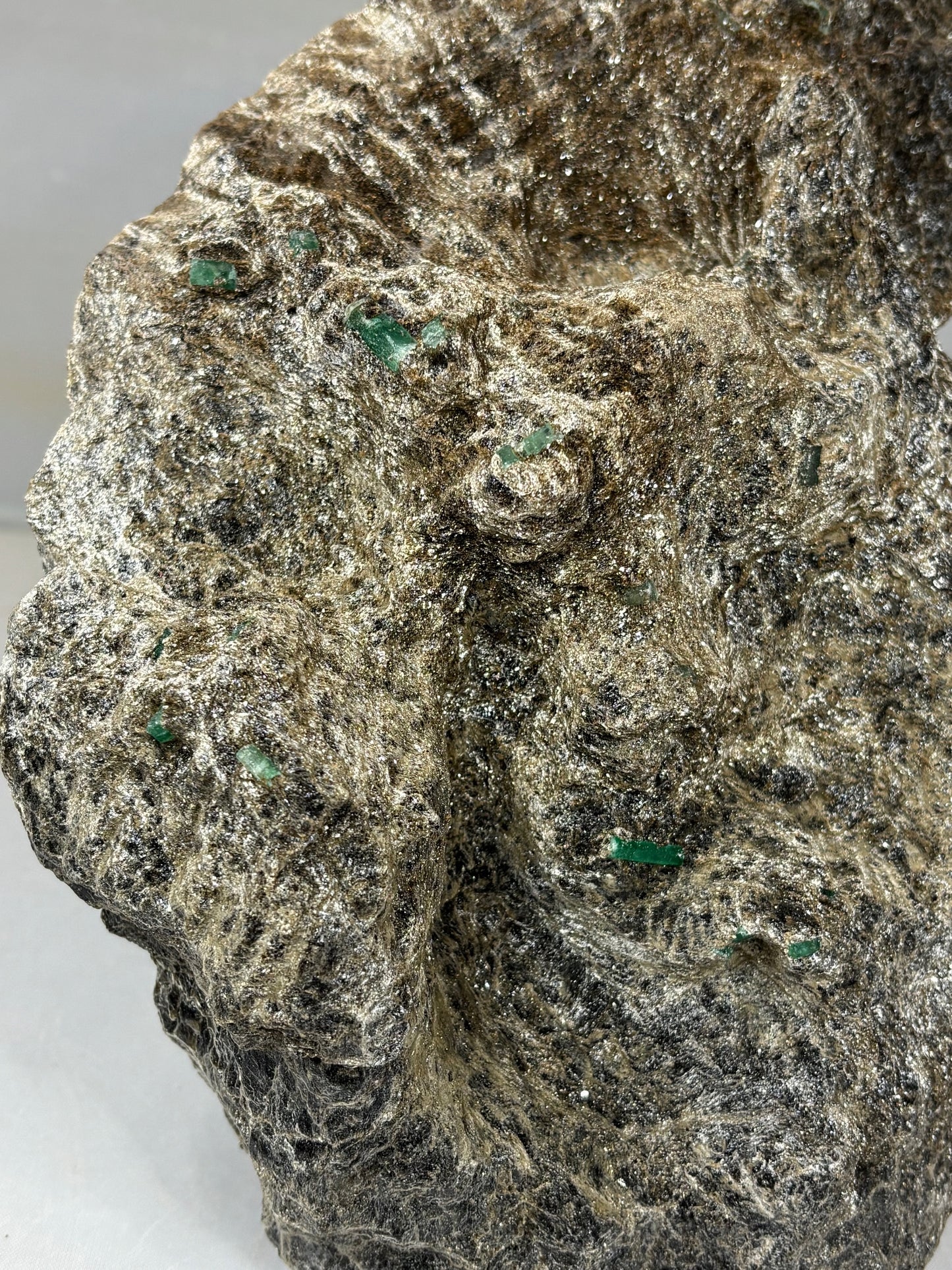 Smaragdkristalle auf Matrix, Habachtal EXTRA Qualität, Museumsstück Smaragd in Biotit Glimmer Matrix, Alpine Mineralien