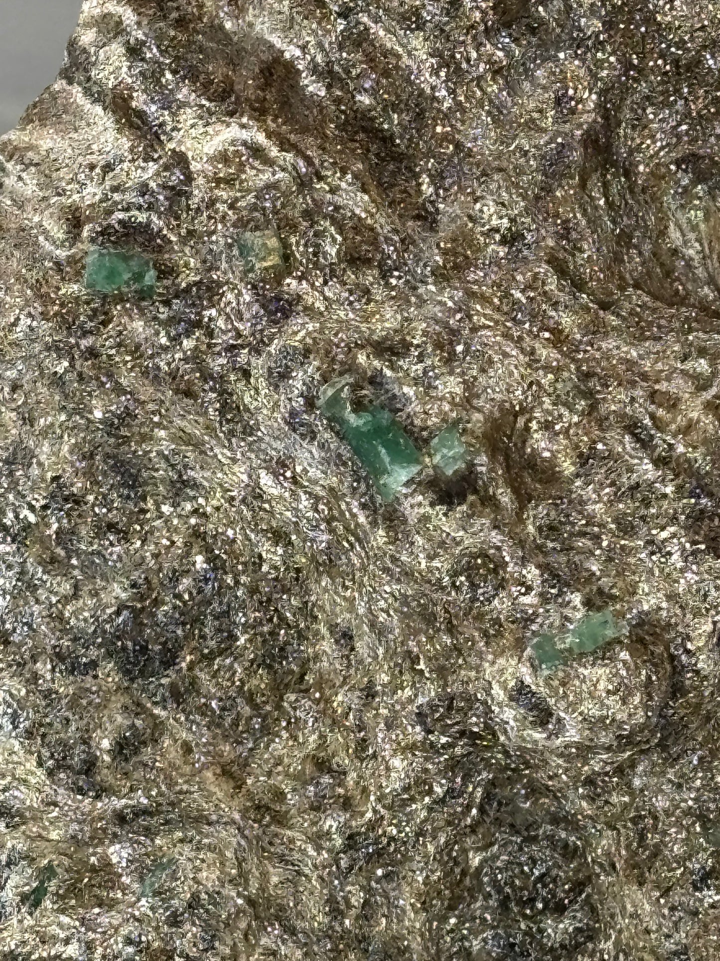 Smaragdkristalle auf Matrix, Habachtal EXTRA Qualität, Museumsstück Smaragd in Biotit Glimmer Matrix, Alpine Mineralien