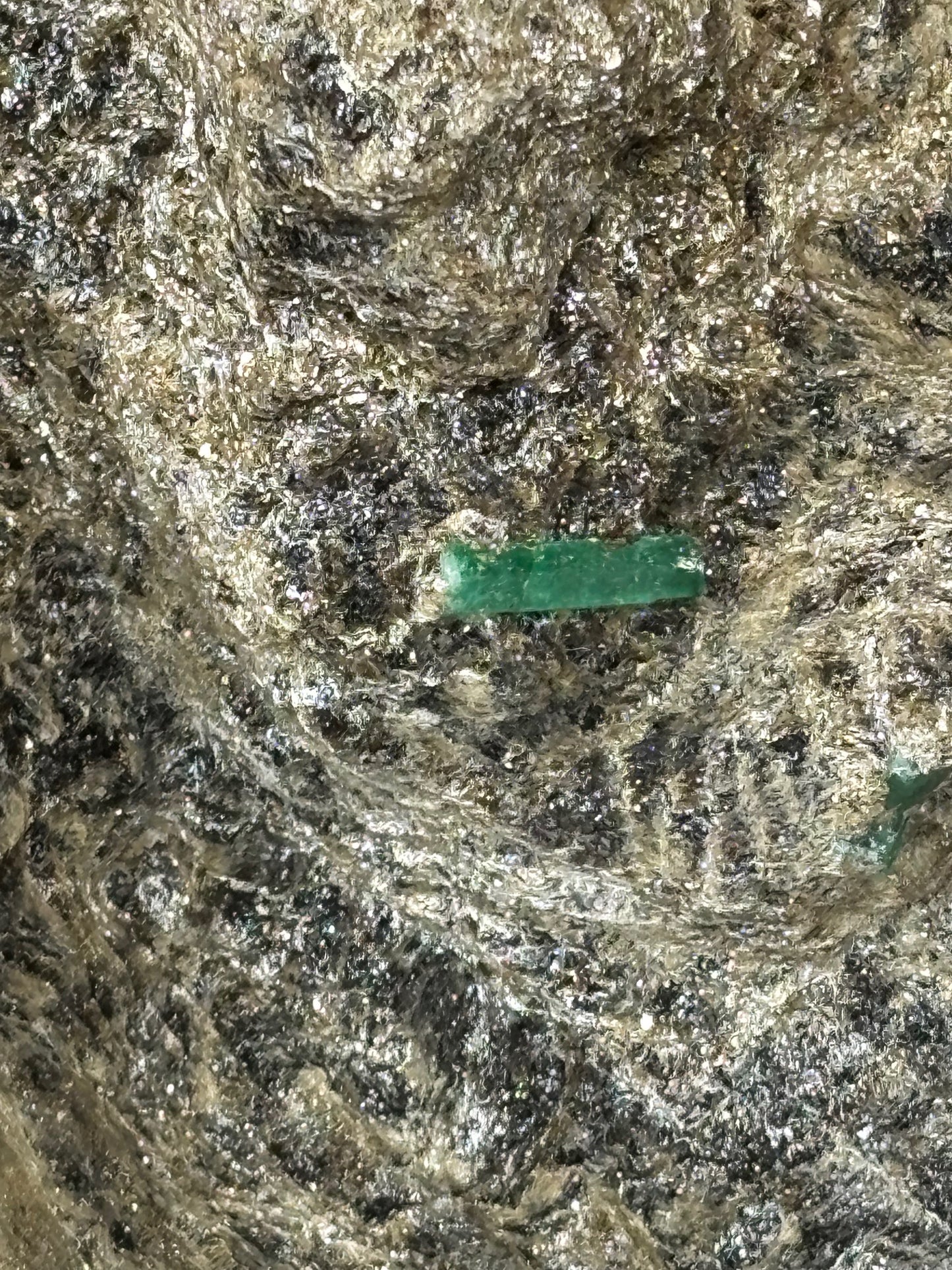 Smaragdkristalle auf Matrix, Habachtal EXTRA Qualität, Museumsstück Smaragd in Biotit Glimmer Matrix, Alpine Mineralien