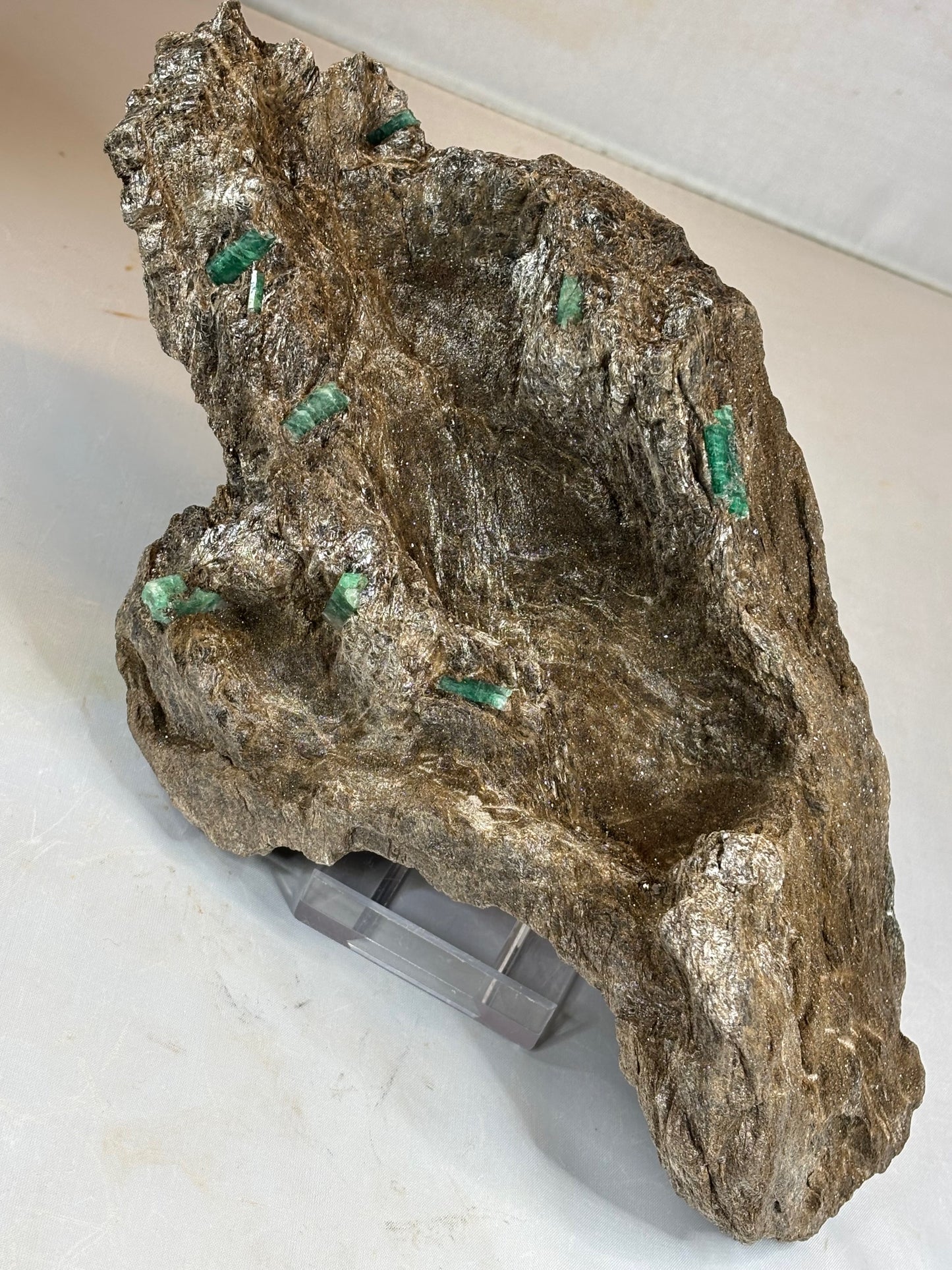 Smaragdkristalle auf Matrix, Habachtal EXTRA Qualität, Museumsstück Smaragd in Biotit Glimmer Matrix, Alpine Mineralien