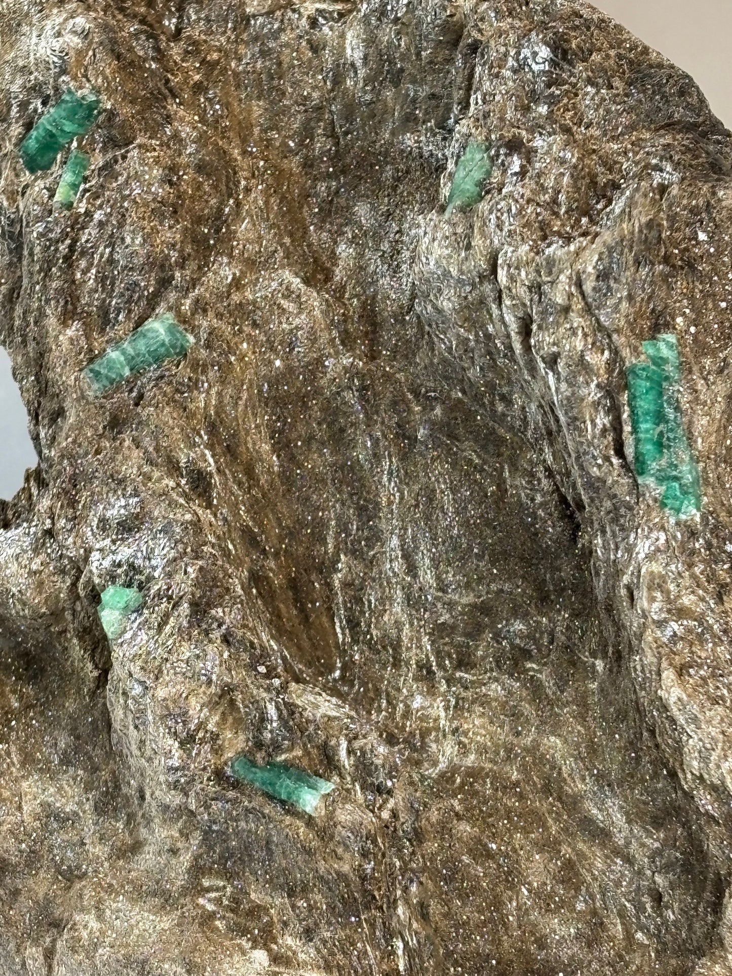 Smaragdkristalle auf Matrix, Habachtal EXTRA Qualität, Museumsstück Smaragd in Biotit Glimmer Matrix, Alpine Mineralien