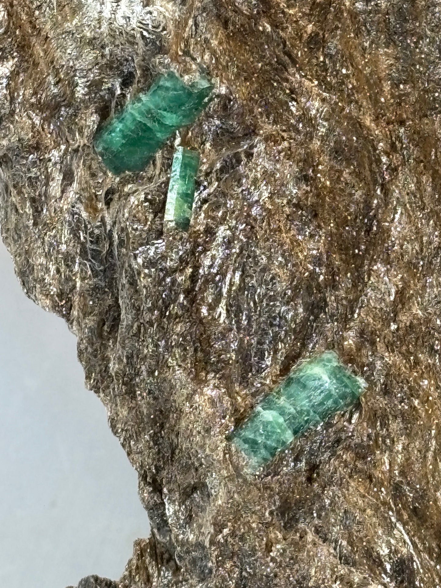 Smaragdkristalle auf Matrix, Habachtal EXTRA Qualität, Museumsstück Smaragd in Biotit Glimmer Matrix, Alpine Mineralien