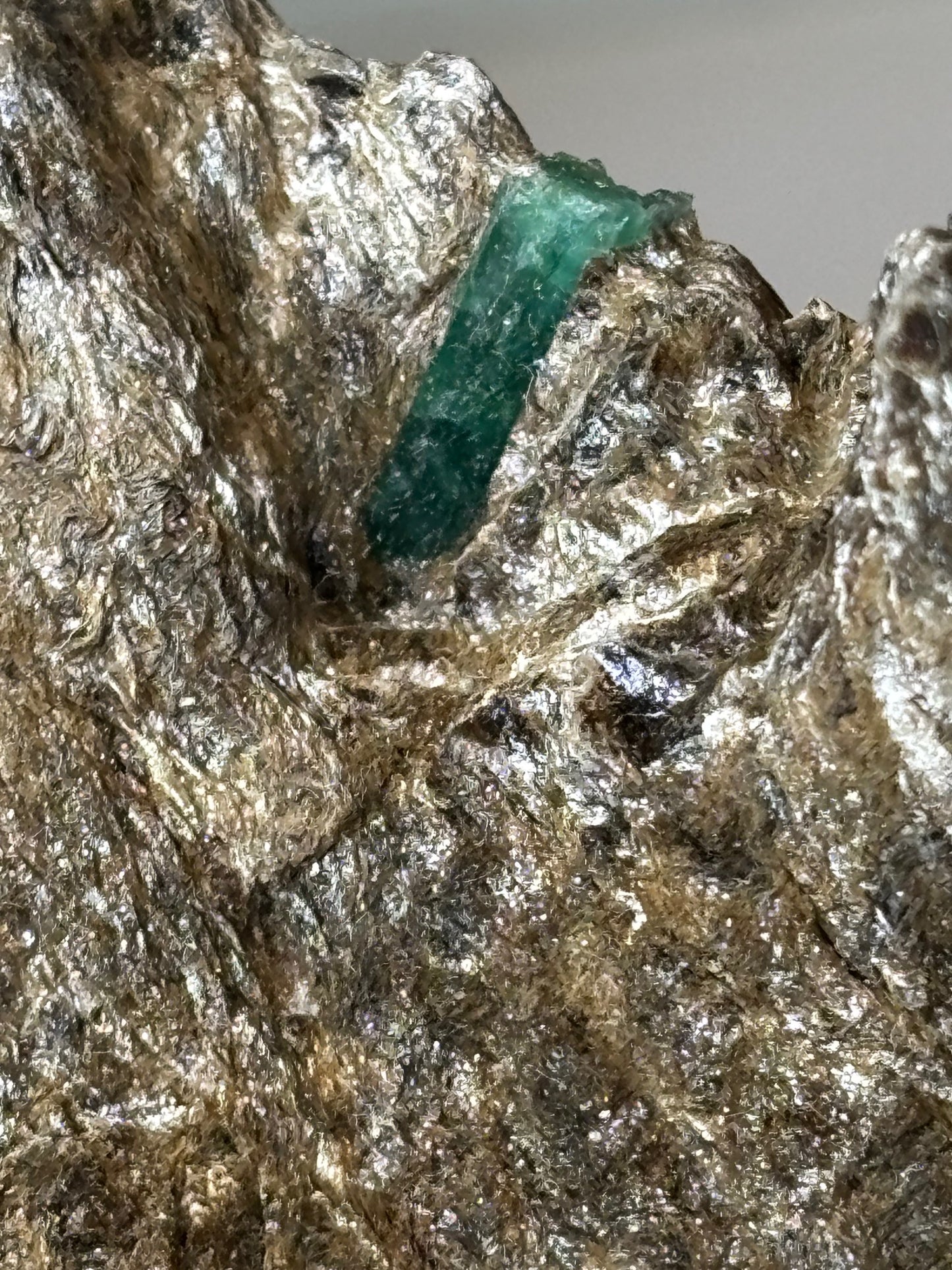 Smaragdkristalle auf Matrix, Habachtal EXTRA Qualität, Museumsstück Smaragd in Biotit Glimmer Matrix, Alpine Mineralien