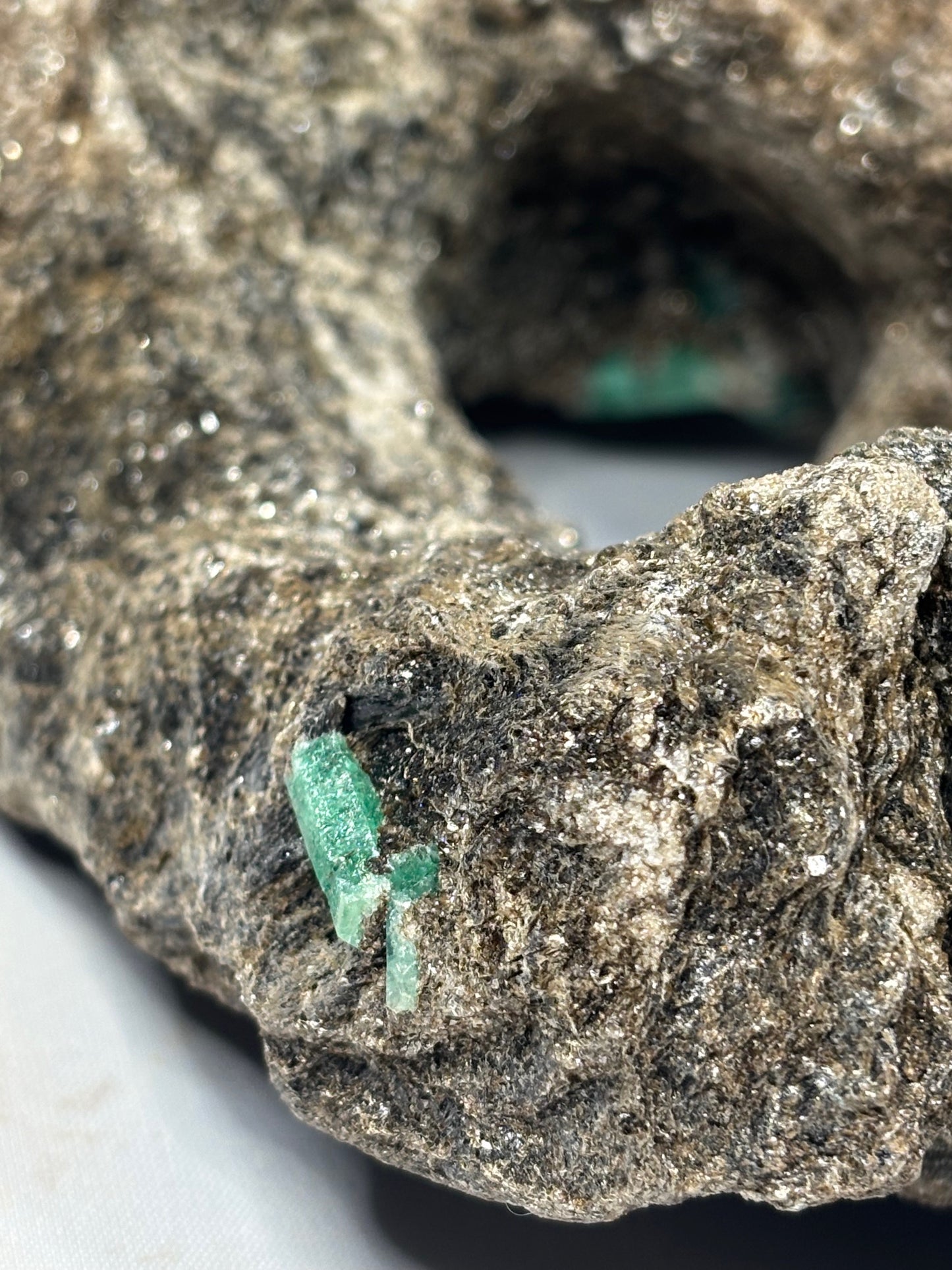 Smaragdkristalle auf Matrix, Habachtal EXTRA Qualität, Museumsstück Smaragd in Biotit Glimmer Matrix, Alpine Mineralien